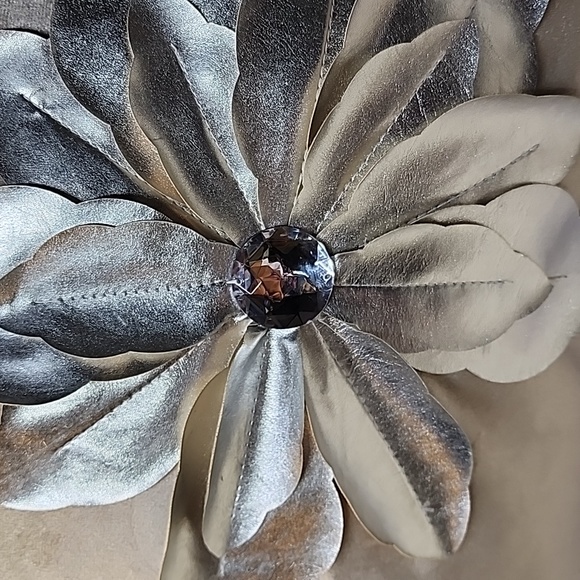 Throw pillows - Picture 3 of 10